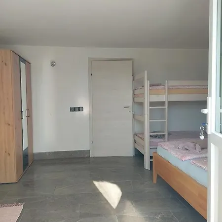 Apartma Zirovnik דירה צרקליה נה גורניסקם