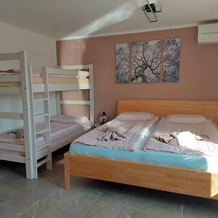 Apartma Zirovnik * צרקליה נה גורניסקם