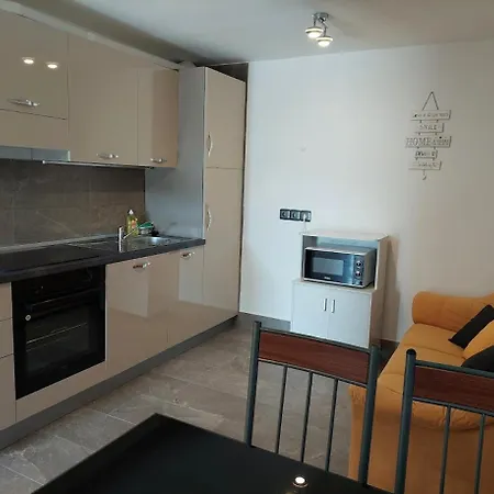 Apartma Zirovnik צרקליה נה גורניסקם